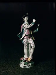 Lowestoft-Figur eines Jungen, der ein Dreieck spielt, um 1780